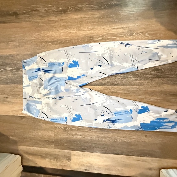 Buff Bunny Motion Legging - Frozen Collection - Avant Ice 25 “ - Picture 4 of 5